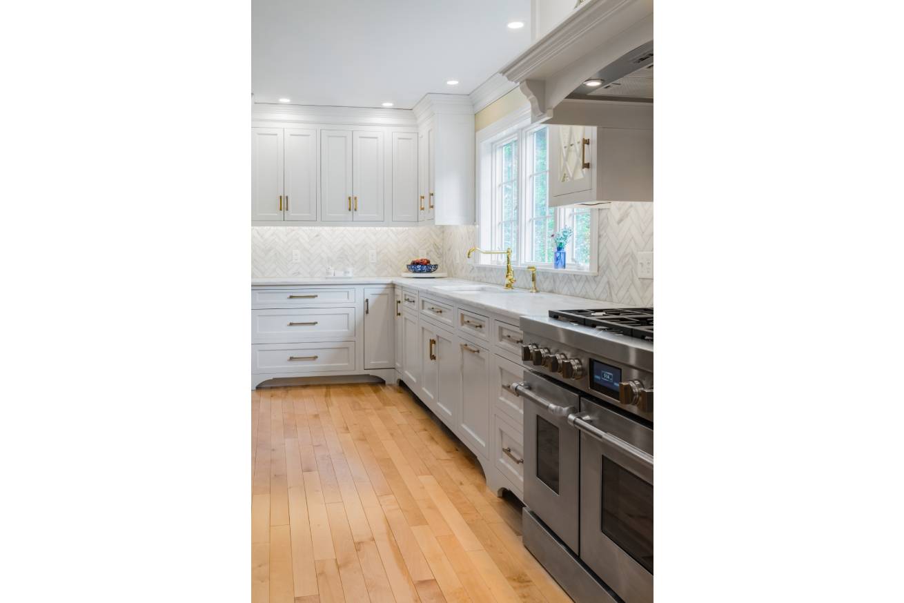Kitchen Deisgn with Granite Countertops and White Cabinets
